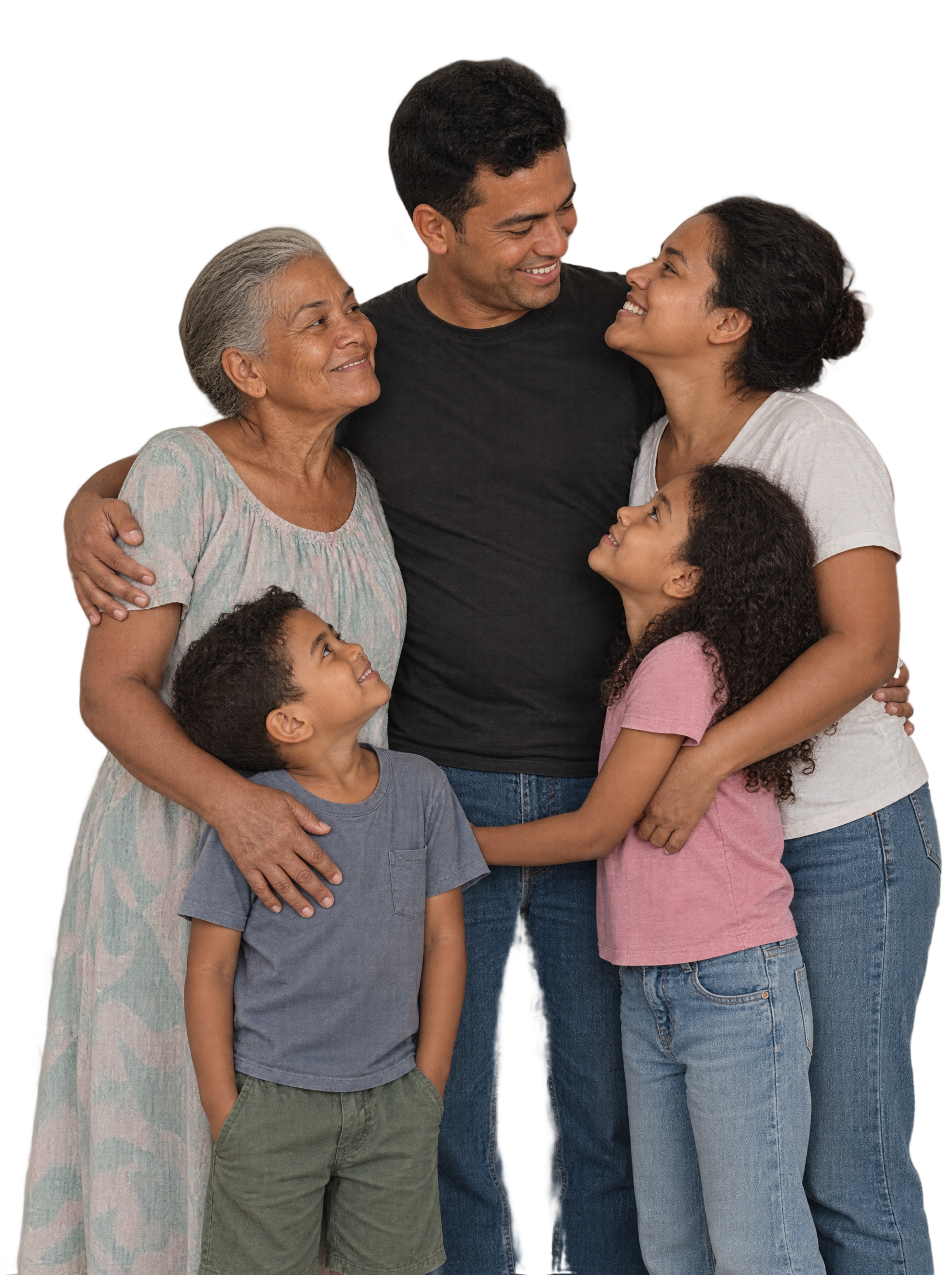 Família brasileira de três gerações abraçada em um momento natural de afeto
